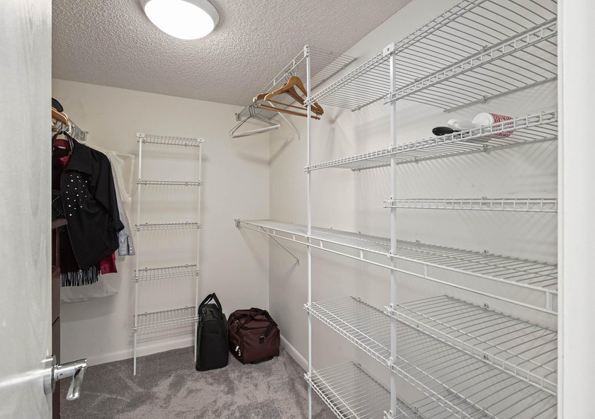 Updated 2-bedroom + den, 2-bathroom first-floor unit with golf - photo 22