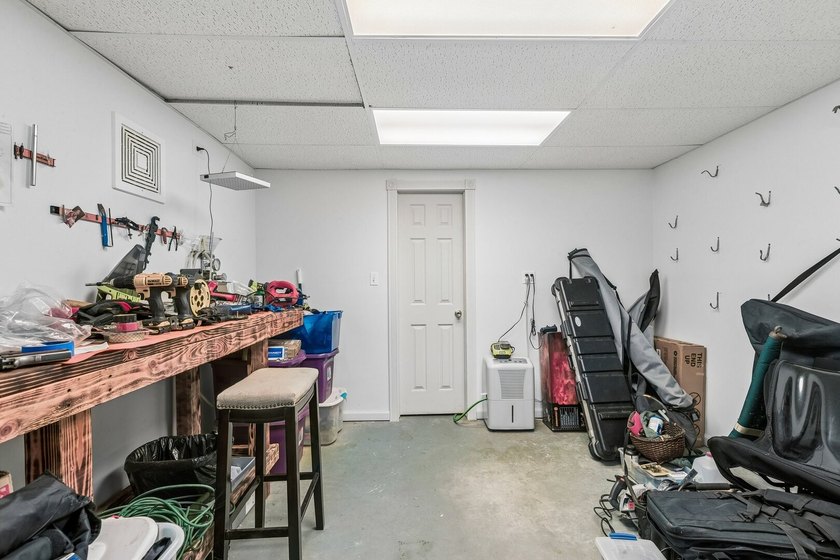 Welcome to this beautifully maintained 4-bedroom, 2.5-bath home - photo 25