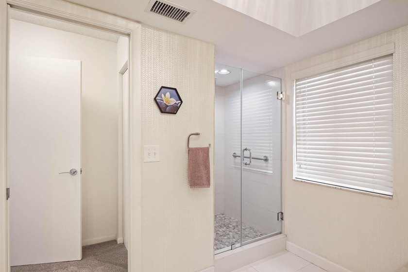 Updated 2-bedroom + den, 2-bathroom first-floor unit with golf - photo 25