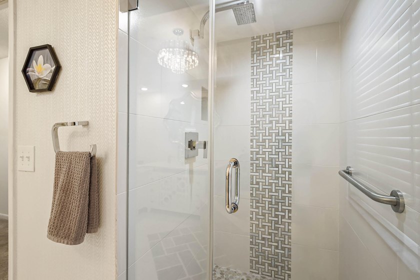 Updated 2-bedroom + den, 2-bathroom first-floor unit with golf - photo 26