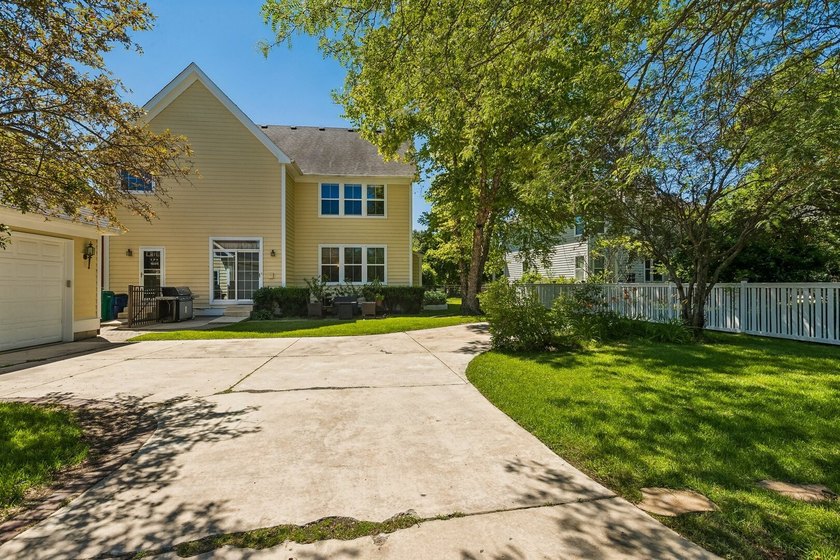 Welcome to this beautifully maintained 4-bedroom, 2.5-bath home - photo 28