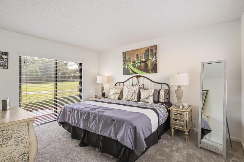 Updated 2-bedroom + den, 2-bathroom first-floor unit with golf - photo 28