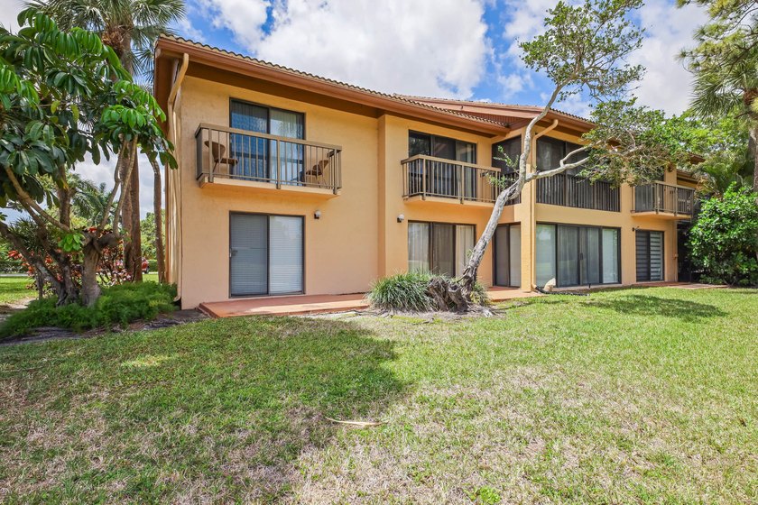 Updated 2-bedroom + den, 2-bathroom first-floor unit with golf - photo 34