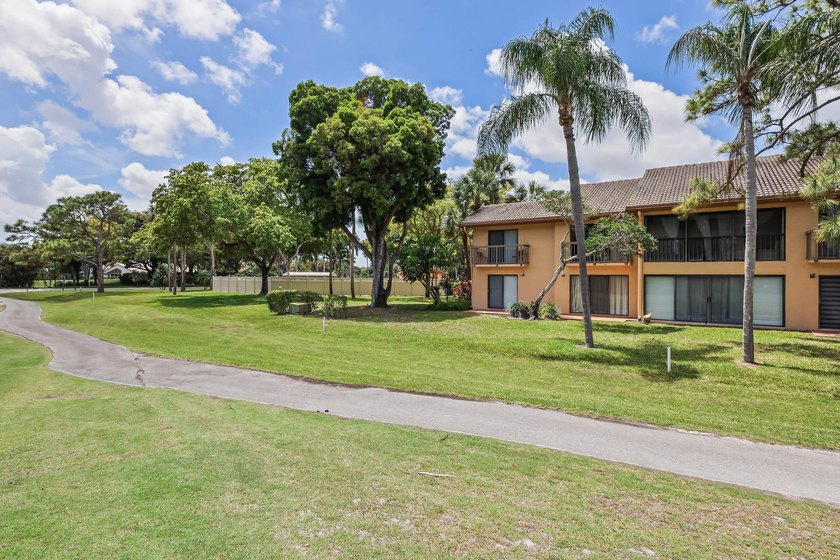 Updated 2-bedroom + den, 2-bathroom first-floor unit with golf - photo 35