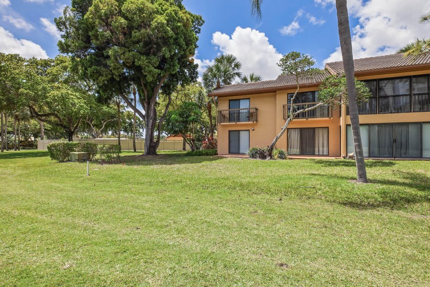 Updated 2-bedroom + den, 2-bathroom first-floor unit with golf - photo 36