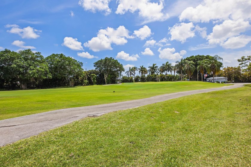 Updated 2-bedroom + den, 2-bathroom first-floor unit with golf - photo 37