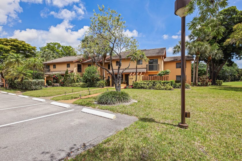 Updated 2-bedroom + den, 2-bathroom first-floor unit with golf - photo 39