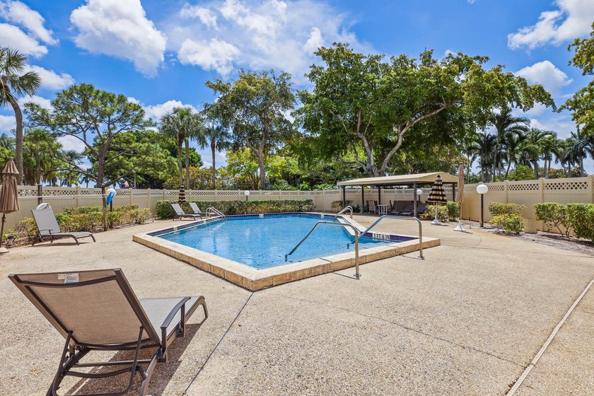 Updated 2-bedroom + den, 2-bathroom first-floor unit with golf - photo 40