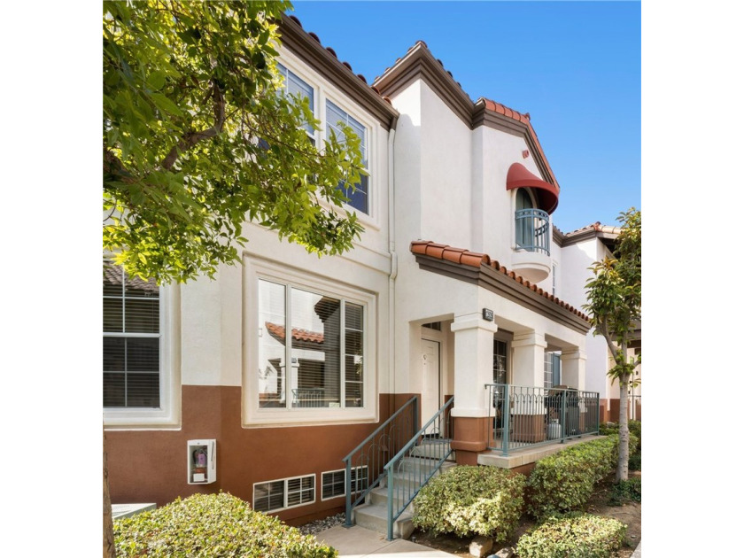 Welcome to this beautifully updated, move-in ready townhouse - photo 2