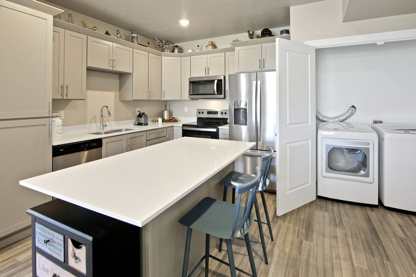 SELLER OFFERING 3% TOWARDS BUYERS CLOSING COSTS + RATE BUY DOWN! - photo 7