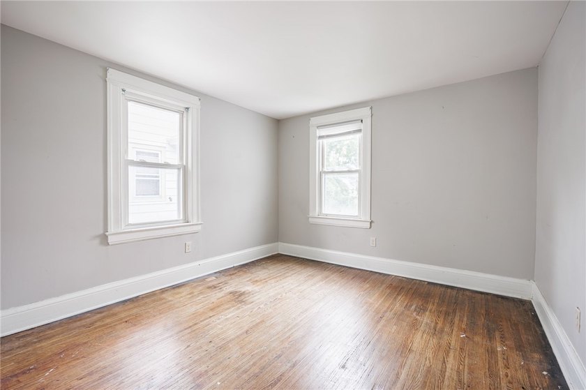 Great opportunity! 4 bedrooms, 2 full baths. Huge 2+garage with - photo 13