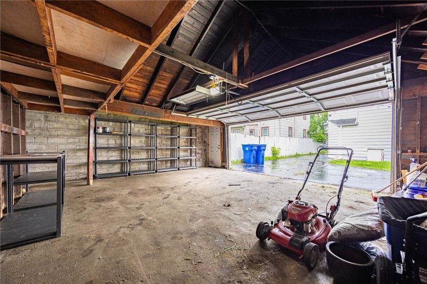 Great opportunity! 4 bedrooms, 2 full baths. Huge 2+garage with - photo 22
