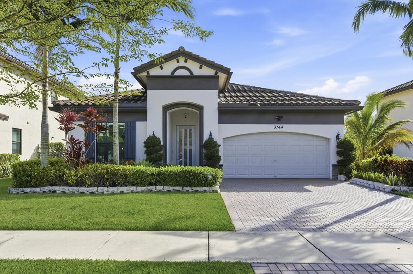 Well Appointed 3 bedrooms 2.5 bath home located on the lake in - photo 2