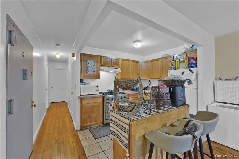 Exquisite three-family home located on a quiet, friendly block - photo 5
