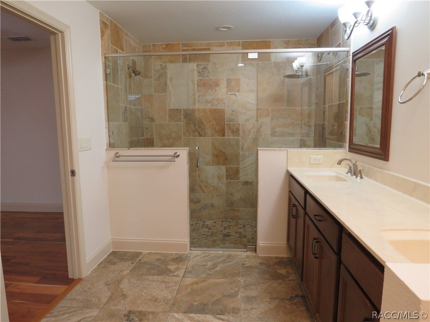 Welcome to a home designed for those who value comfort, privacy - photo 15
