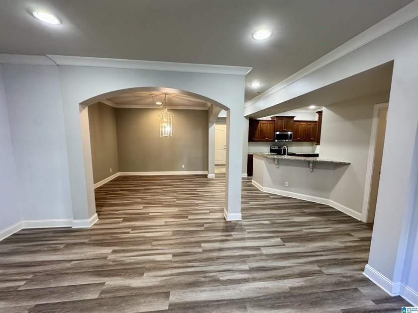 Move-in ready condominium in the heart of VESTAVIA HILLS! This 2 - photo 4