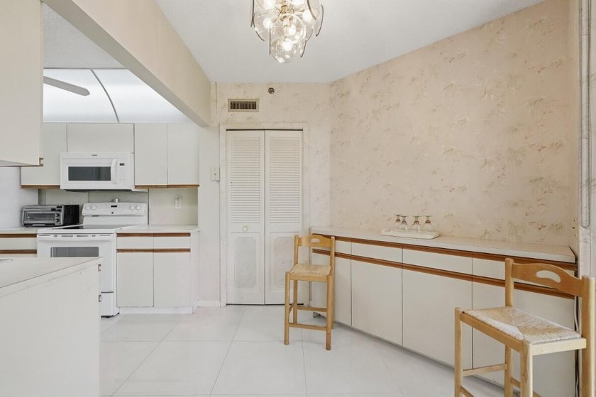 Beautiful 2nd floor 2-bedroom, 2-bath condo in Senior Community - photo 16