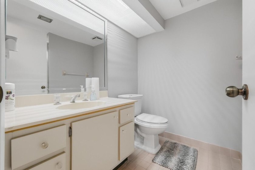 Beautiful 2nd floor 2-bedroom, 2-bath condo in Senior Community - photo 35