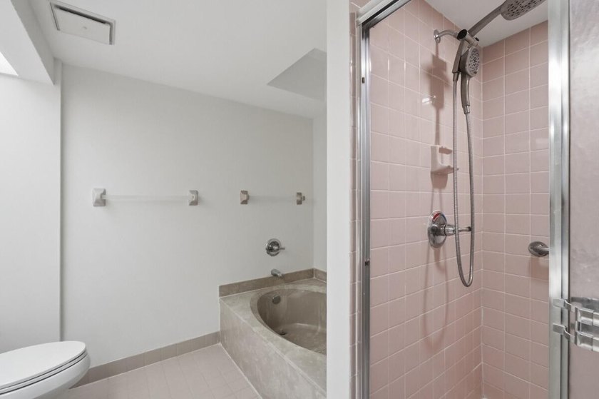 Beautiful 2nd floor 2-bedroom, 2-bath condo in Senior Community - photo 37