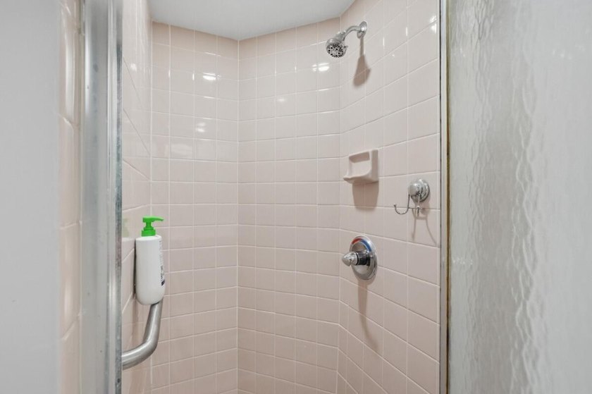 Beautiful 2nd floor 2-bedroom, 2-bath condo in Senior Community - photo 38