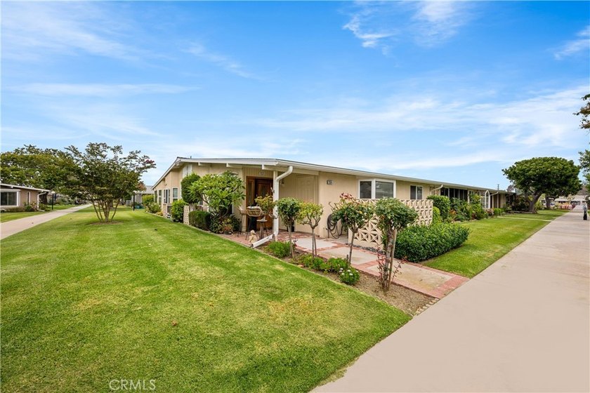 IMMACULANT 2 bedroom 1 1/2 bath corner unit in Mutual 10! This - photo 2