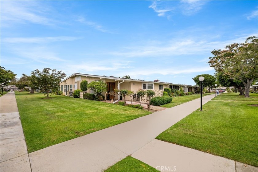 IMMACULANT 2 bedroom 1 1/2 bath corner unit in Mutual 10! This - photo 3