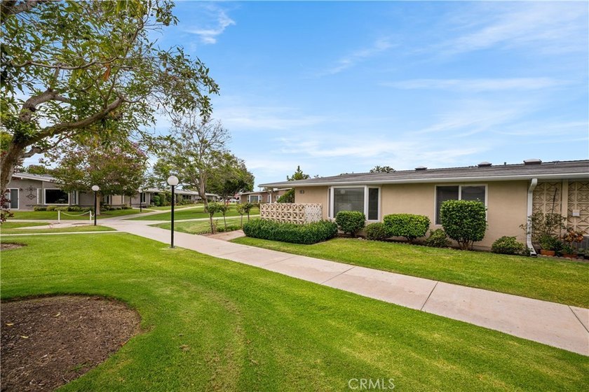 IMMACULANT 2 bedroom 1 1/2 bath corner unit in Mutual 10! This - photo 7