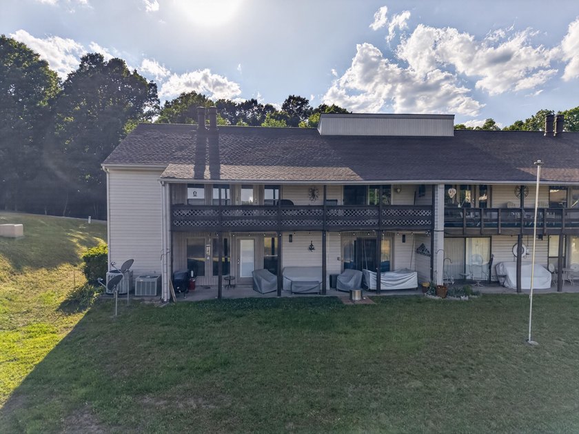 A wonderful opportunity to own a move-in-ready, upstairs condo - photo 44