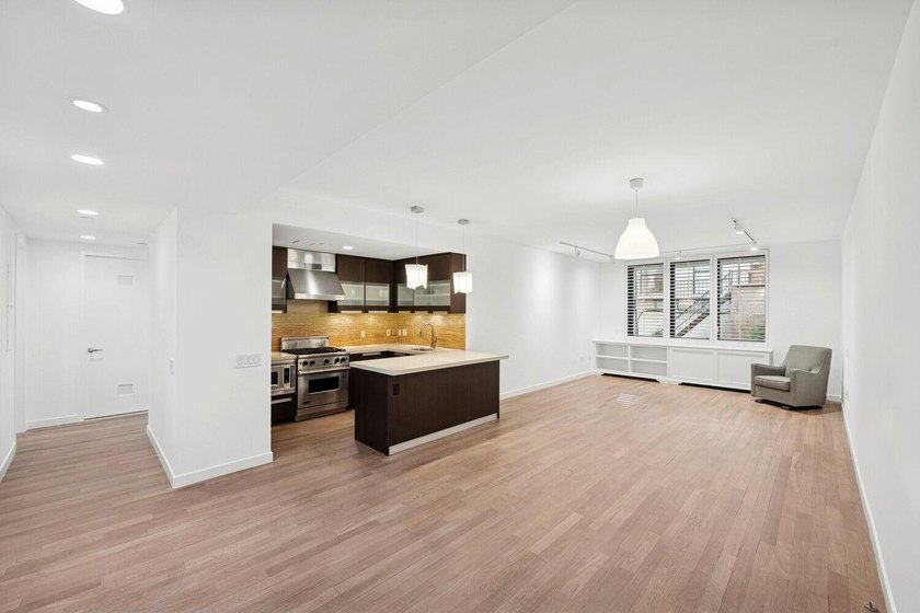 Open layout with XL living area and spacious bedrooms with TONS - photo 6
