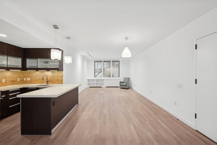 Open layout with XL living area and spacious bedrooms with TONS - photo 7