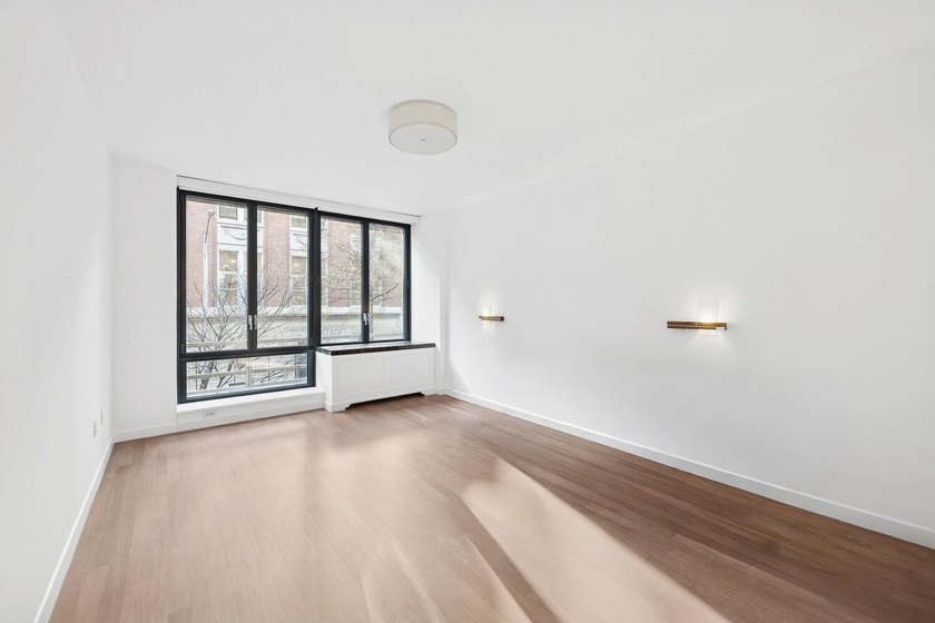 Open layout with XL living area and spacious bedrooms with TONS - photo 10