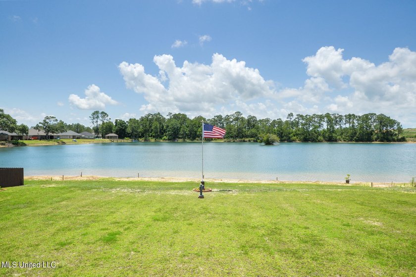 Beautiful 4br/3ba home nestled on a waterfront lot with - photo 24