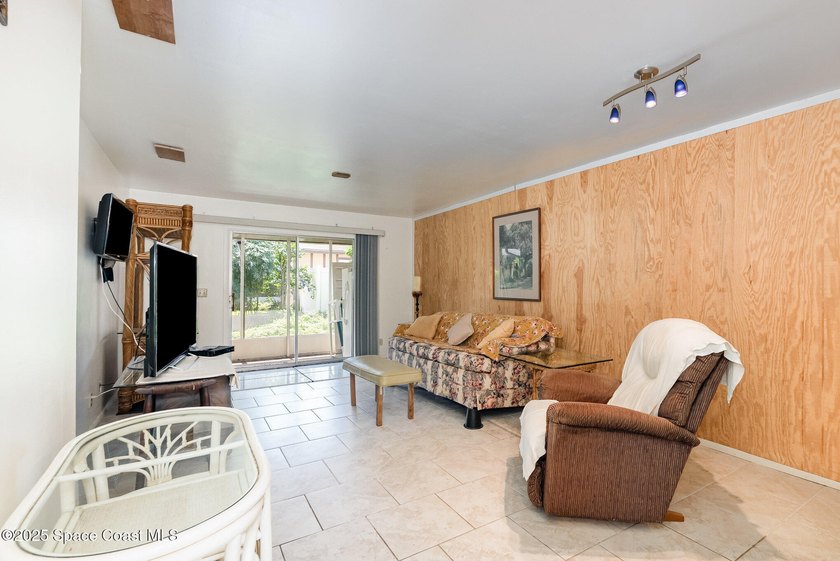 Owner says bring offers!!! Crisp and convenient, this 2 bed, 2 - photo 5