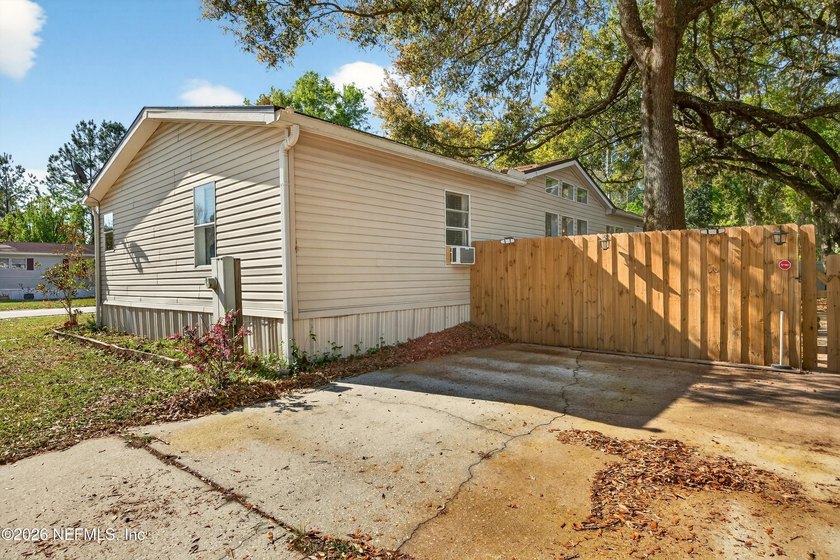 Easy living in this well maintained home conveniently located - photo 31