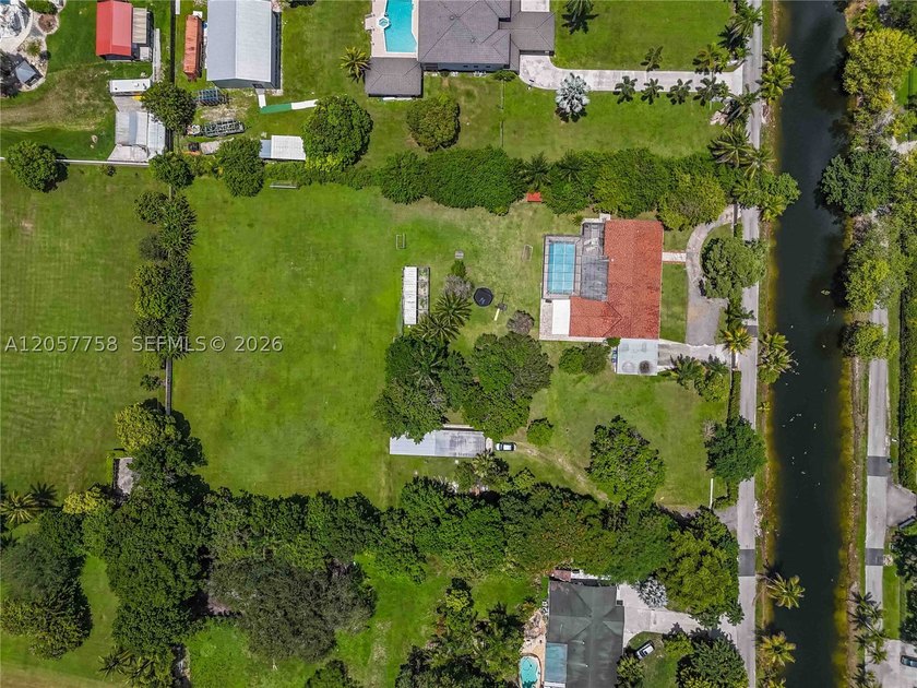 Private 2.28-Acre Ranch Retreat in Exclusive Country Club - photo 3