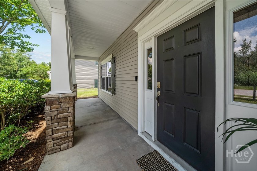 Perfectly positioned in Richmond Hill with convenient access to - photo 4