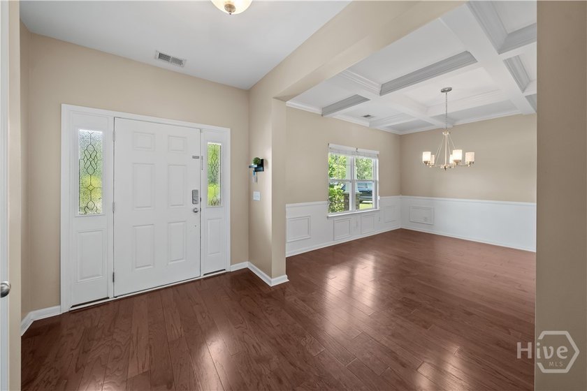 Perfectly positioned in Richmond Hill with convenient access to - photo 5