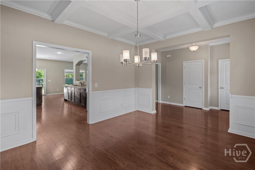 Perfectly positioned in Richmond Hill with convenient access to - photo 8