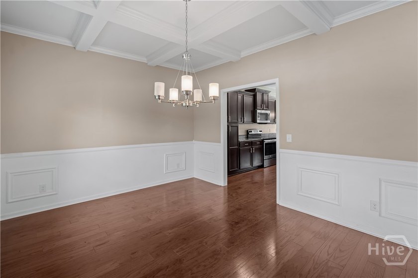 Perfectly positioned in Richmond Hill with convenient access to - photo 9