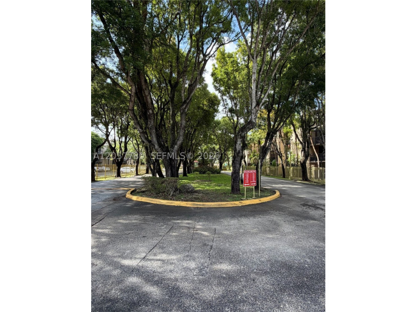 Spacious two-bedrooms two bathrooms condo unit. The unit has a - photo 3