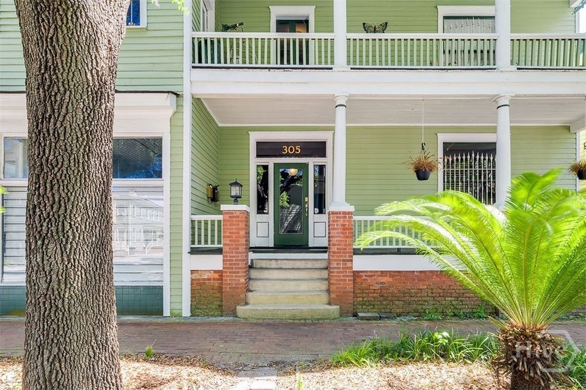 Experience the timeless beauty of Savannah from this cozy and - photo 4