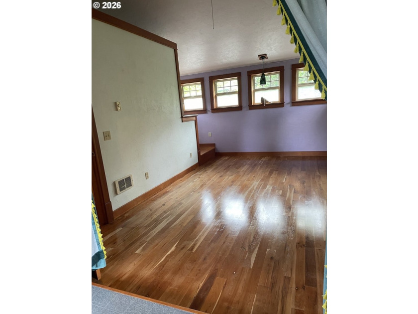Beautiful brown-shingle Craftsman home (1957 Sq Ft) with - photo 14