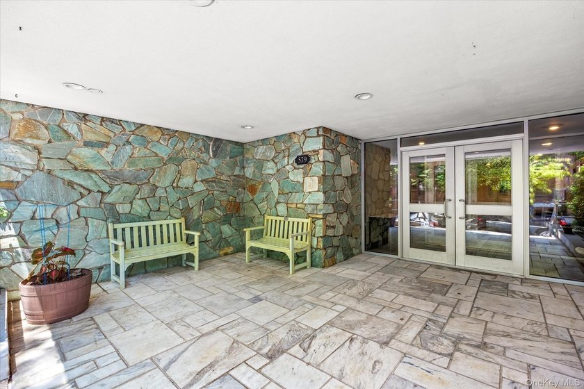 Beautifully Renovated Studio With Great Space, &amp; Open View at an - photo 15