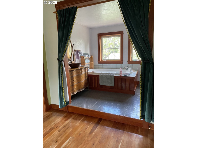 Beautiful brown-shingle Craftsman home (1957 Sq Ft) with - photo 15