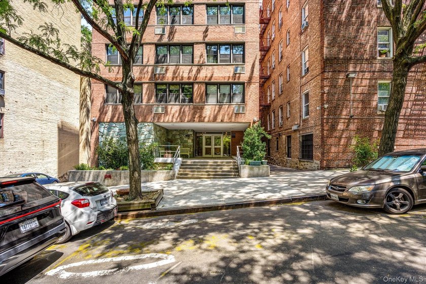 Beautifully Renovated Studio With Great Space, &amp; Open View at an - photo 16