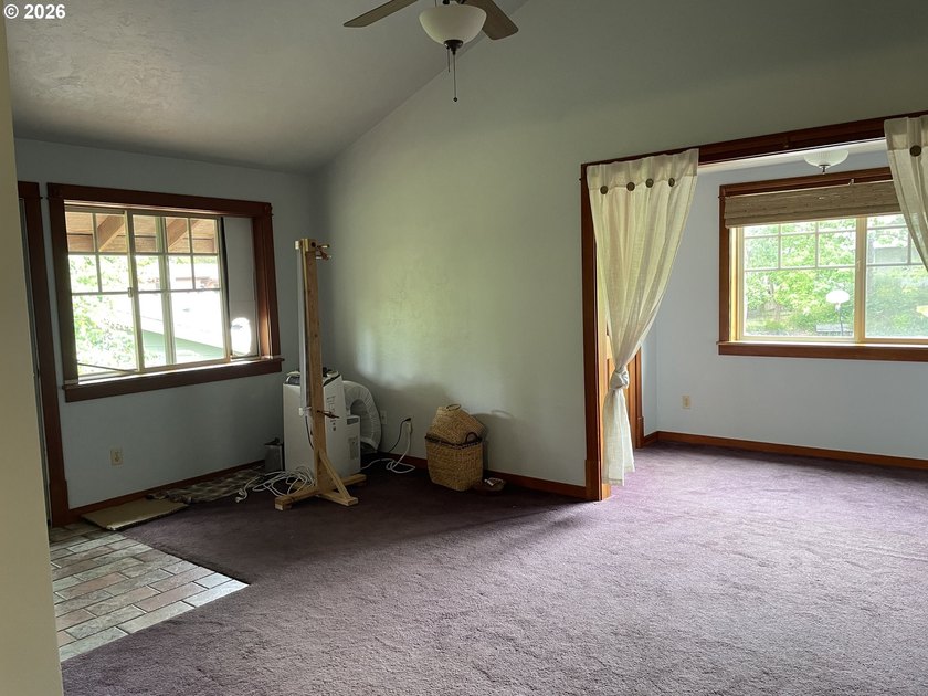 Beautiful brown-shingle Craftsman home (1957 Sq Ft) with - photo 18