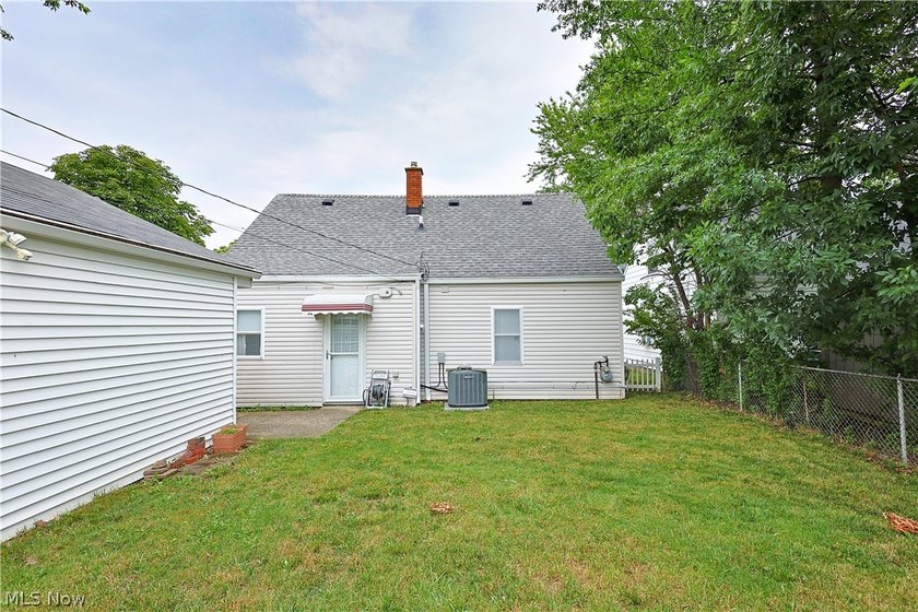 Home is located near everything. Needs tender loving care - photo 11