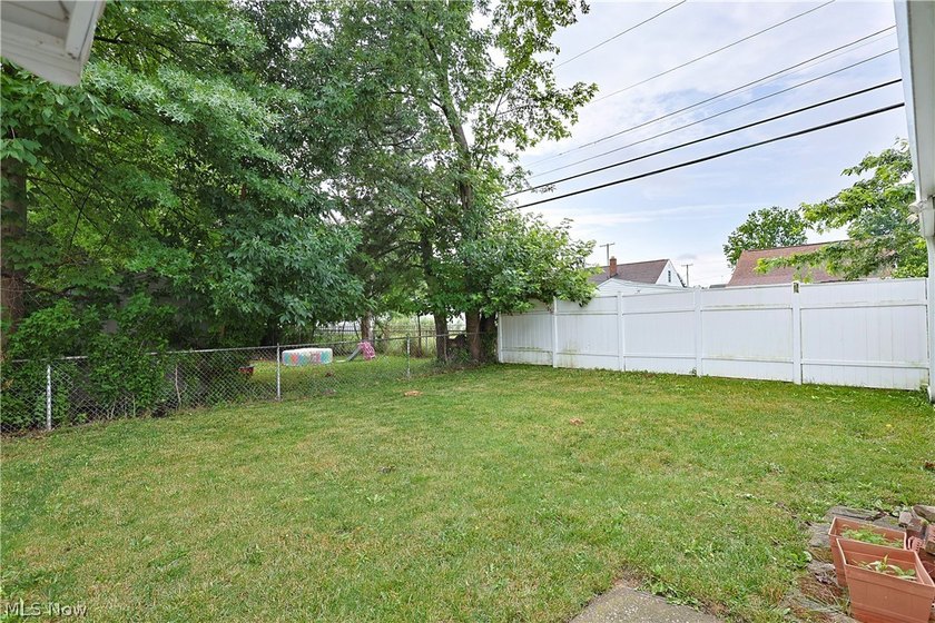 Home is located near everything. Needs tender loving care - photo 12