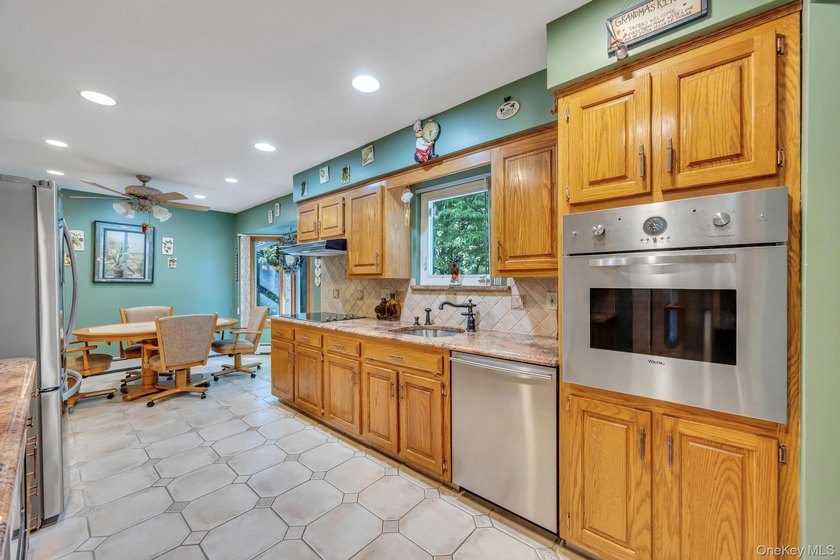 Beautiful Brookfield Colonial in Charter Oaks, 4 bedrooms, 2.5 - photo 12