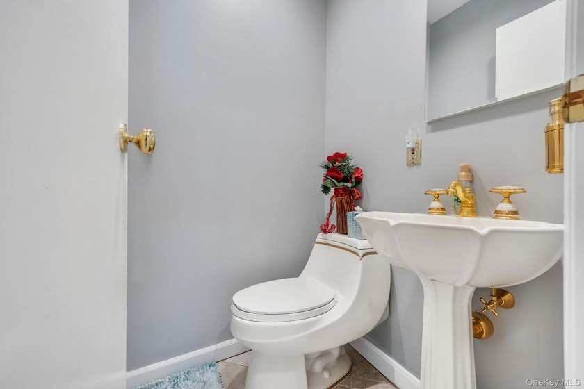 Beautiful Brookfield Colonial in Charter Oaks, 4 bedrooms, 2.5 - photo 20
